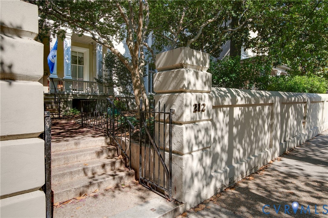212 W Franklin Street U204