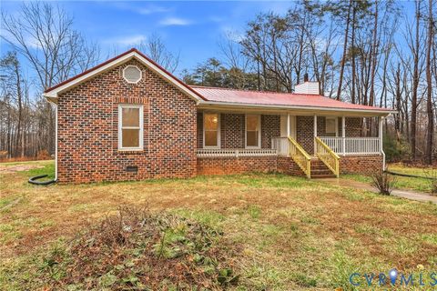 Photo of 303 Dry Bridge Road, Farmville, VA 23901 (MLS # 2603632)
