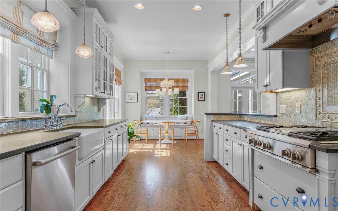 9675 28th Bay Street