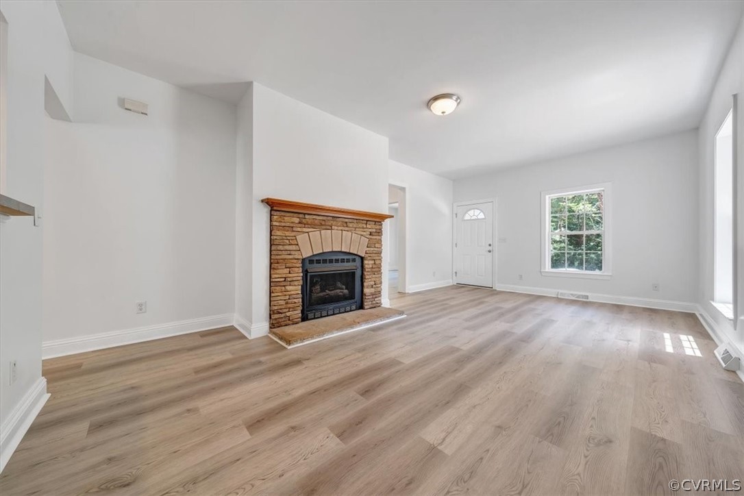 Appomattox, Virginia 24522, United States, 4 Bedrooms Bedrooms, ,4 BathroomsBathrooms,Residential,Pending,52710