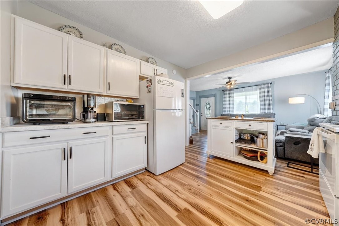 Appomattox, Virginia 24522, United States, 4 Bedrooms Bedrooms, ,4 BathroomsBathrooms,Residential,Pending,52710