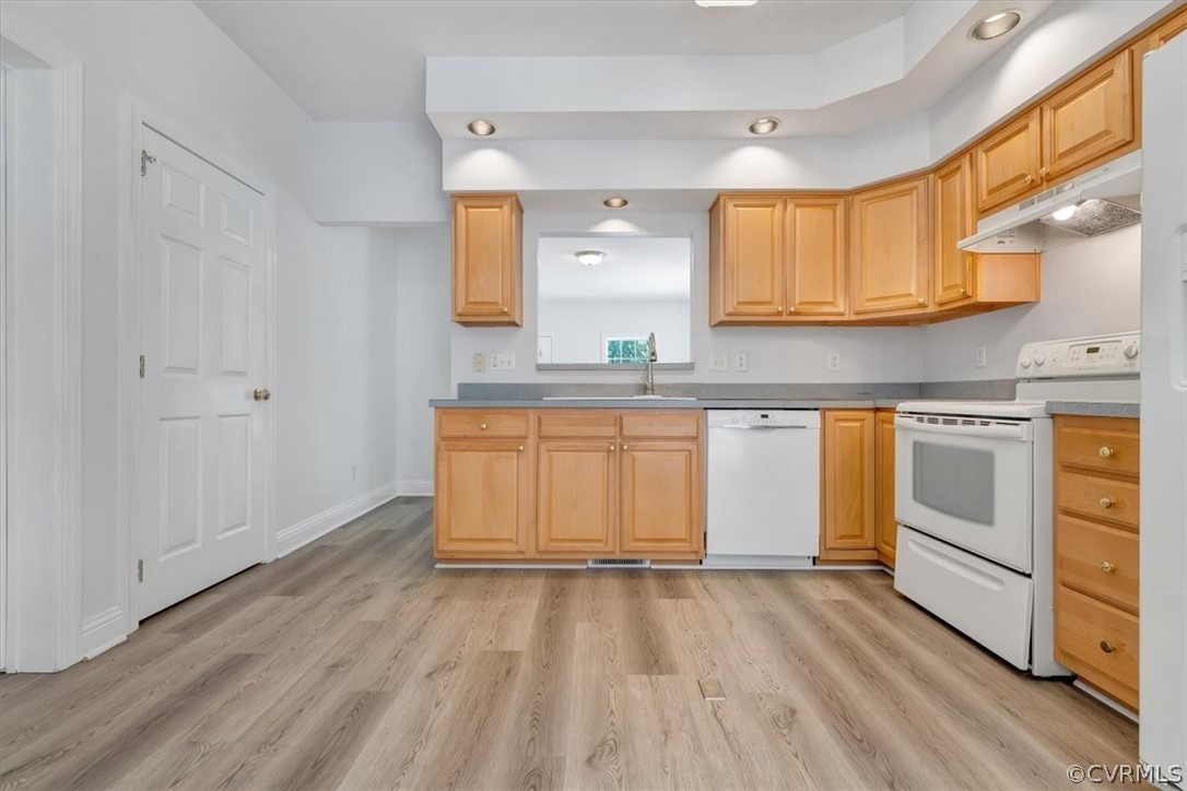 Appomattox, Virginia 24522, United States, 4 Bedrooms Bedrooms, ,4 BathroomsBathrooms,Residential,Pending,52710