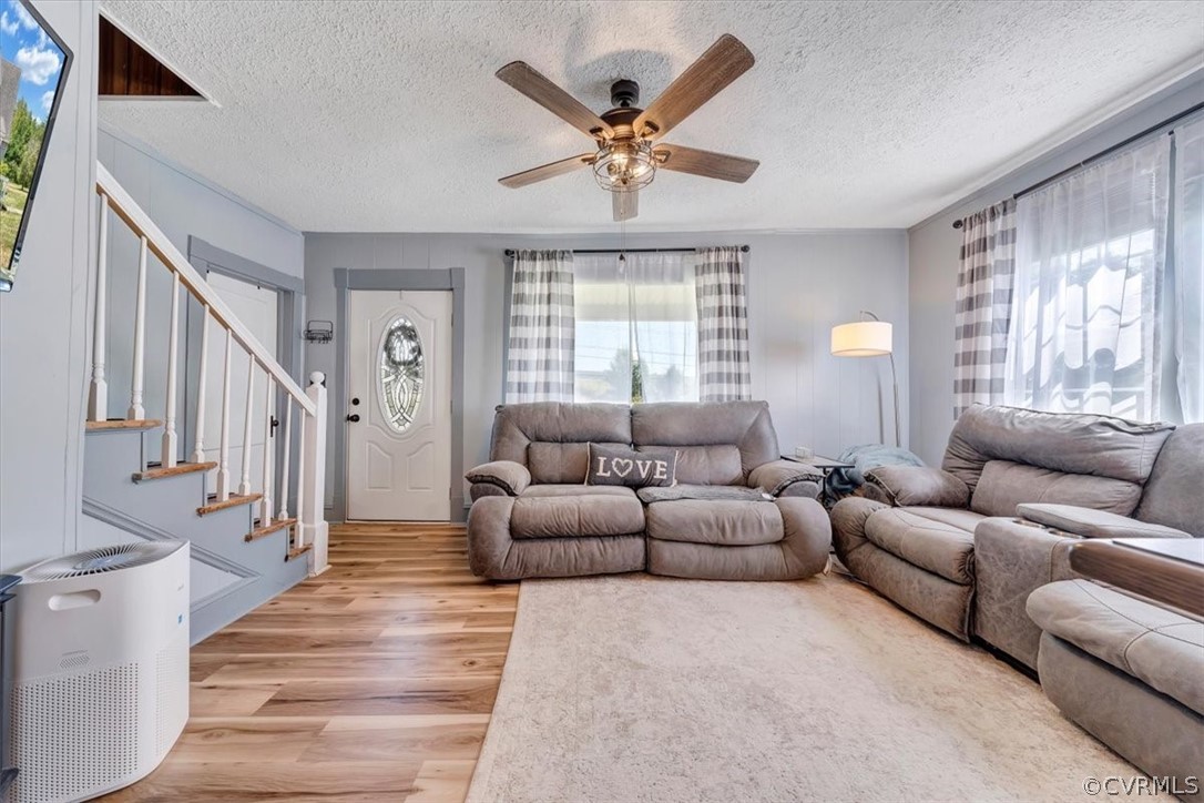 Appomattox, Virginia 24522, United States, 4 Bedrooms Bedrooms, ,4 BathroomsBathrooms,Residential,Pending,52710