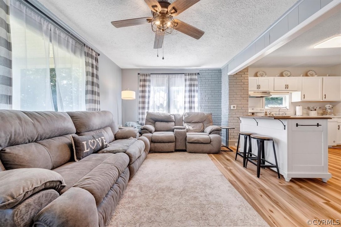 Appomattox, Virginia 24522, United States, 4 Bedrooms Bedrooms, ,4 BathroomsBathrooms,Residential,Pending,52710