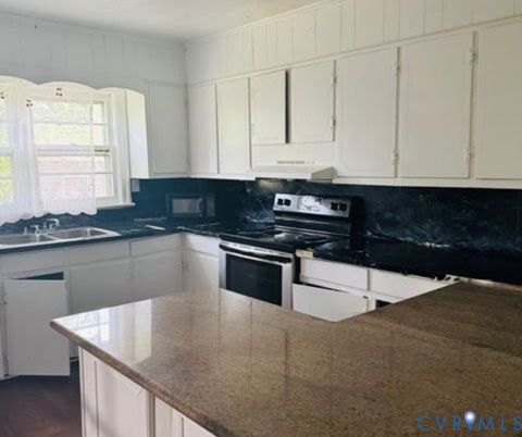 Tiny photo for 705 Endly St St, Chase City, VA 23924 (MLS # 2533794)