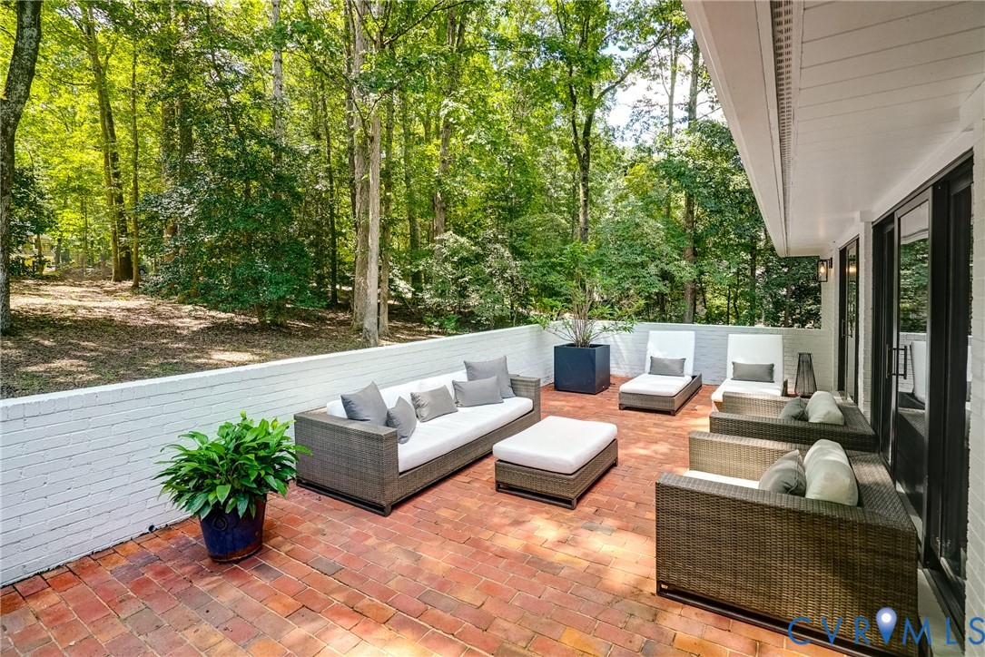 8 Deer Run Road