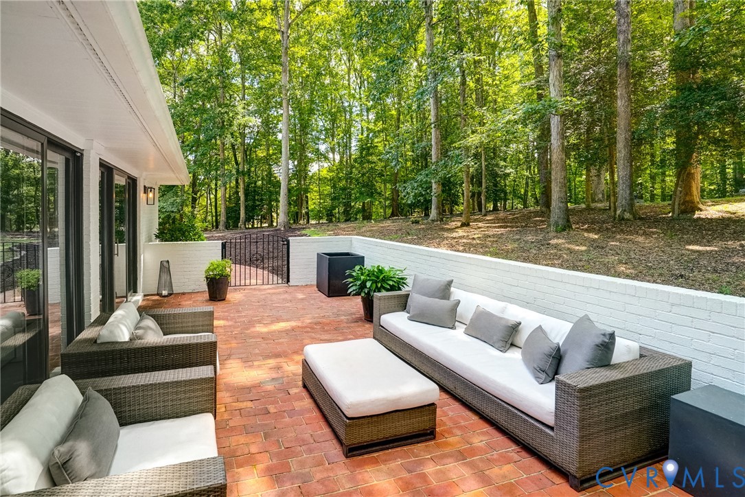 8 Deer Run Road