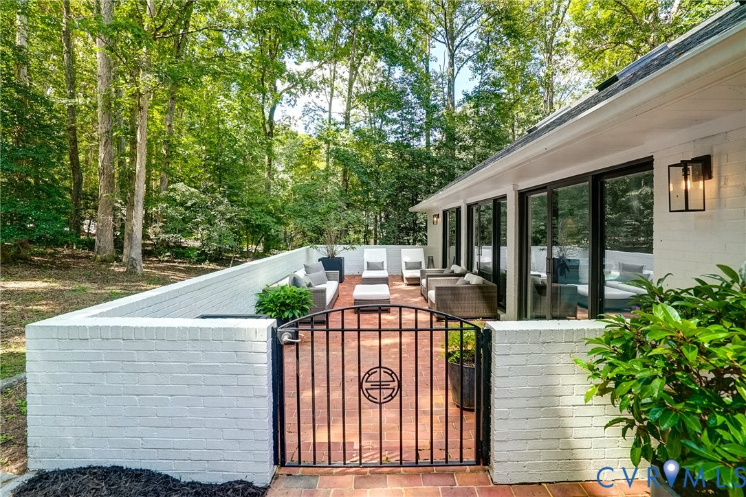 8 Deer Run Road