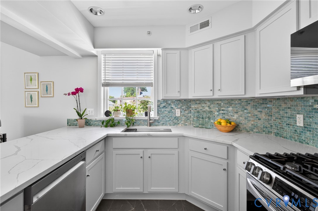 24 W Locke Lane U5