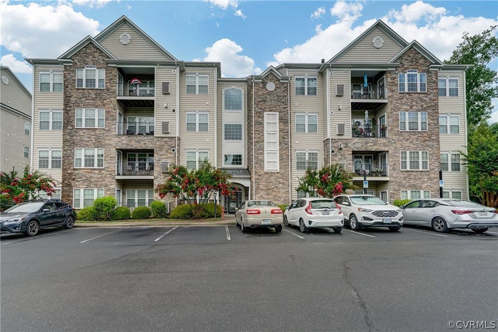 Photo for 900 Westwood Village Way #302, Midlothian, VA 23114 (MLS # 2418319)
