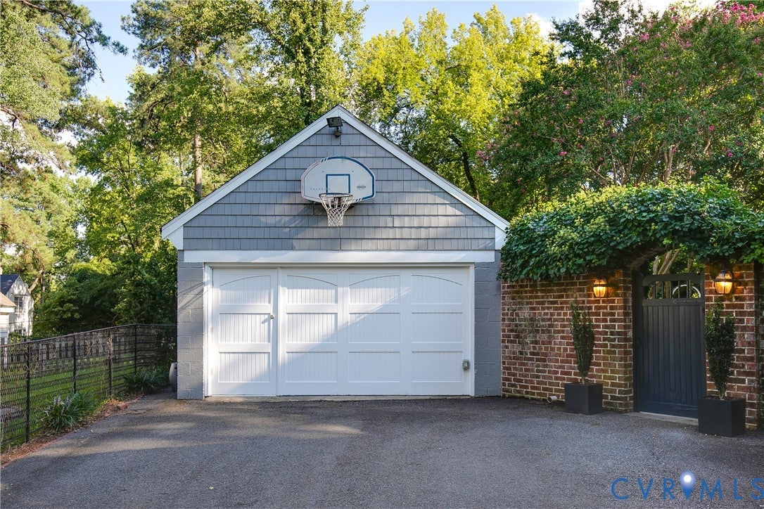 7111 Pinetree Road