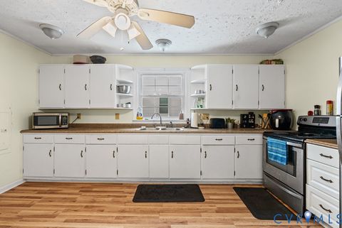 Tiny photo for 1707 11TH Avenue, Victoria, VA 23974 (MLS # 2533141)