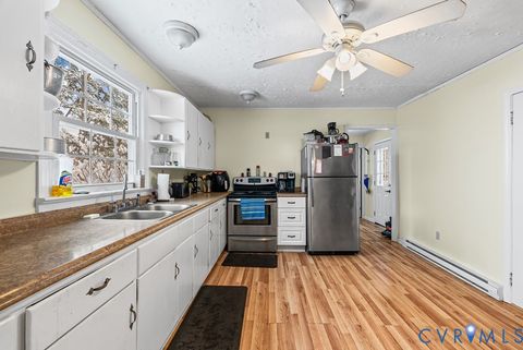 Tiny photo for 1707 11TH Avenue, Victoria, VA 23974 (MLS # 2533141)