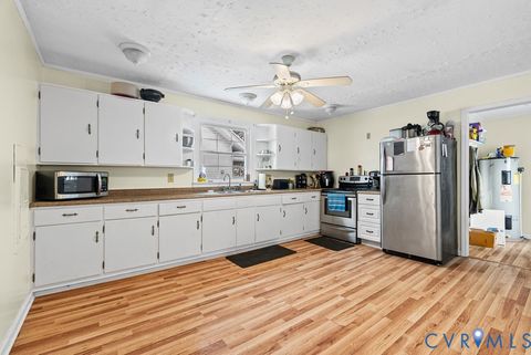 Tiny photo for 1707 11TH Avenue, Victoria, VA 23974 (MLS # 2533141)