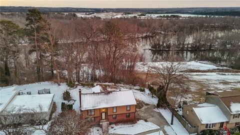 A home in Colonial Heights