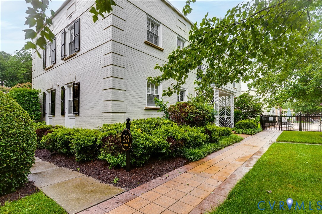 33 W Locke Lane U3