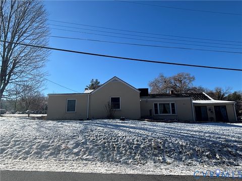 Photo of 915 W Carolina Avenue, Crewe, VA 23930 (MLS # 2601846)