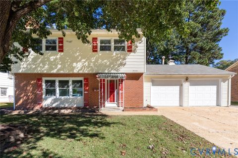 Photo of 14 Effingham Place, Newport News, VA 23608 (MLS # 2529329)