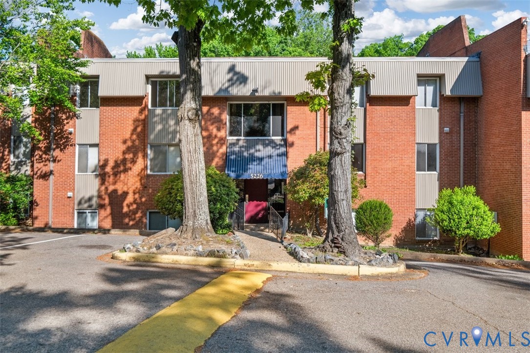 Photo 1 of 25 — 5226 Castlewood Road E, Chesterfield, VA 23234