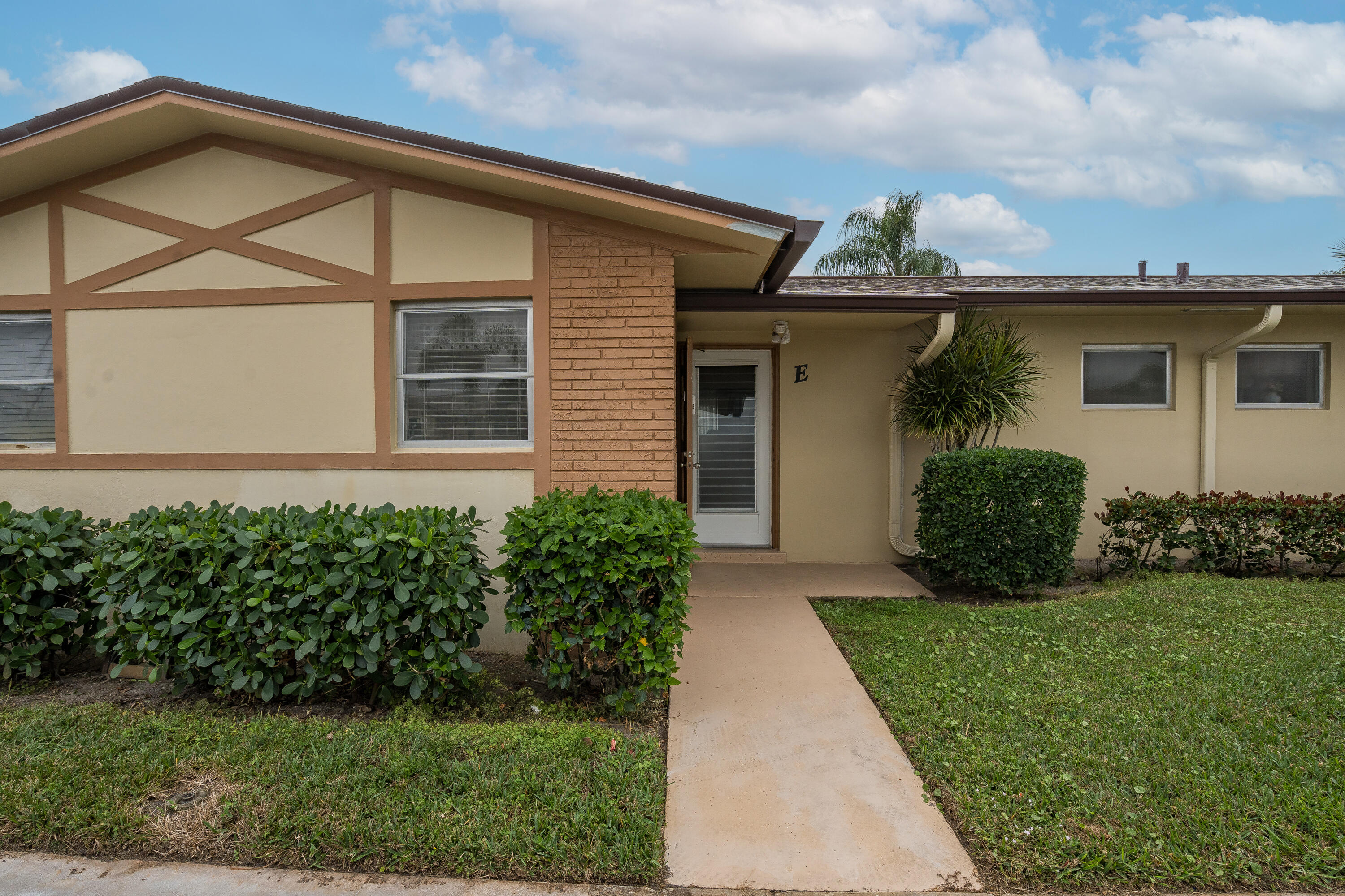 2832 W Crosley Drive E, West Palm Beach, Palm Beach County, Florida - 1 Bedrooms  
1 Bathrooms - 