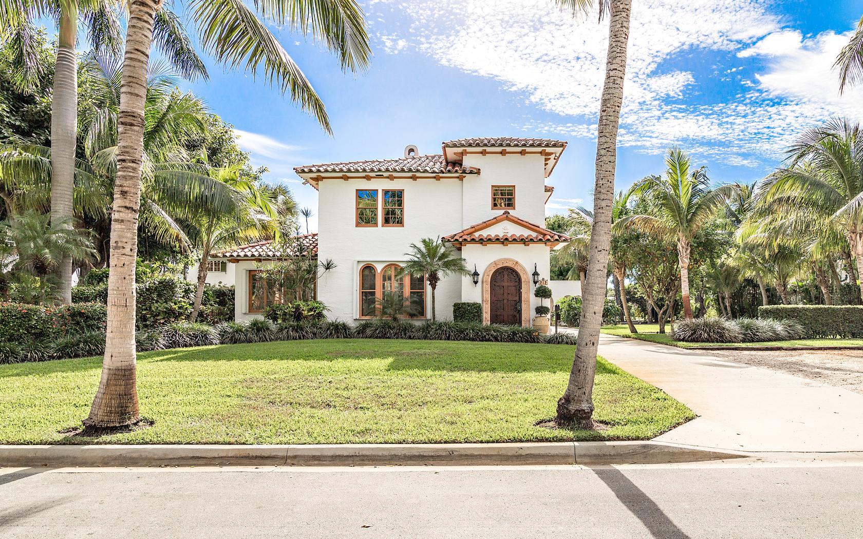 Photo 1 of 212 E Lakewood Road, West Palm Beach, Florida, $1,699,000, Web #: 10373544