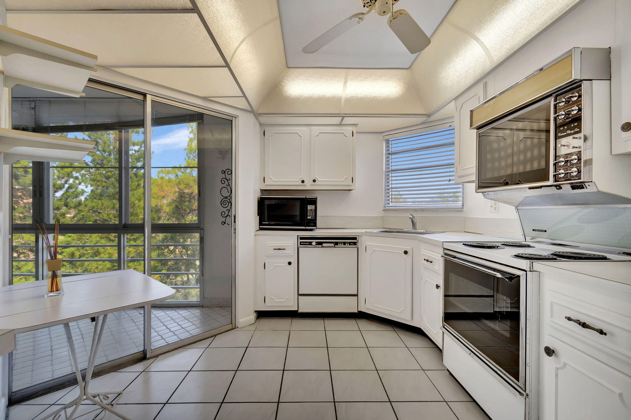 3810 Via Poinciana 502, Lake Worth, Palm Beach County, Florida - 2 Bedrooms  
2 Bathrooms - 