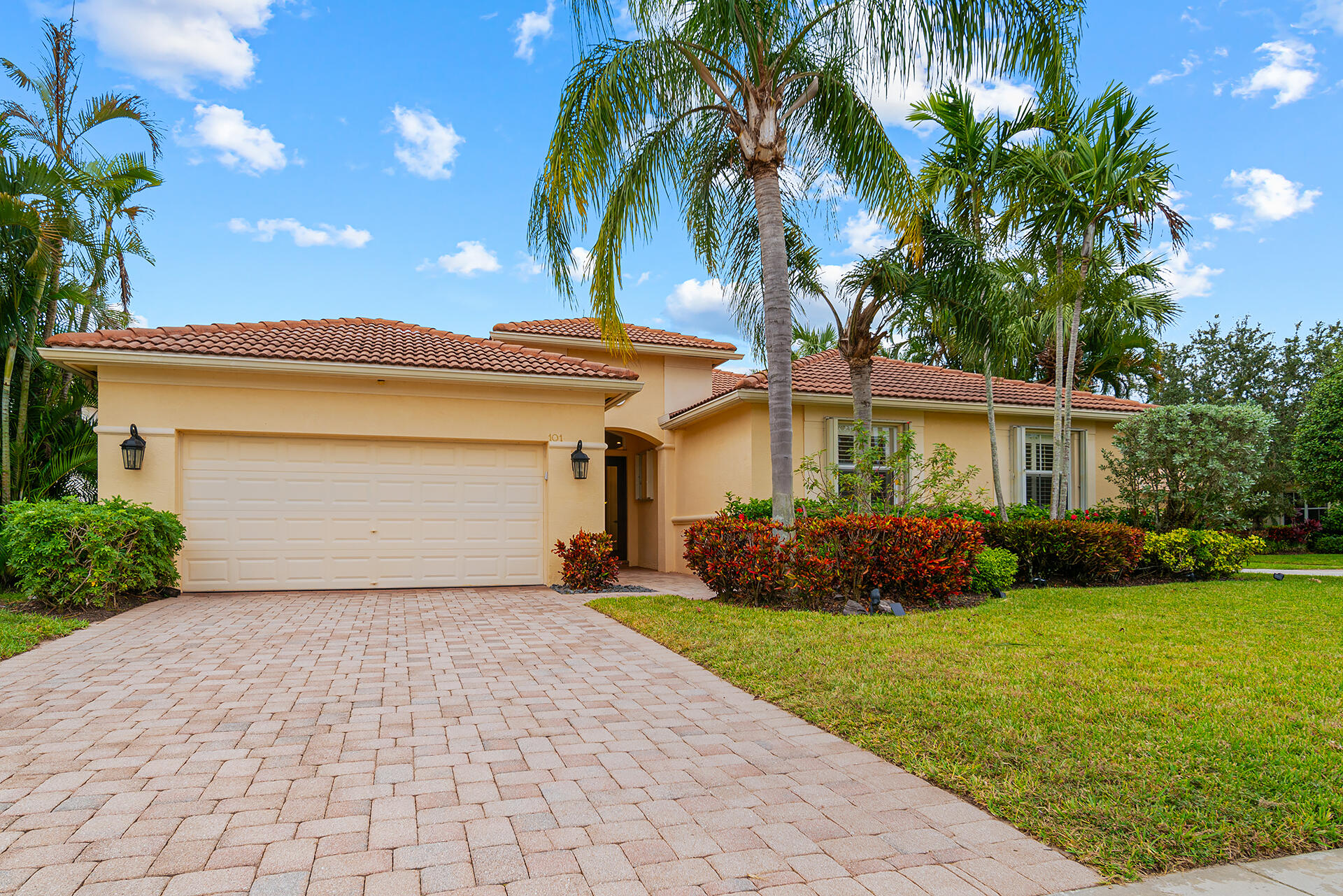 101 La Vida Court, Palm Beach Gardens, Palm Beach County, Florida - 4 Bedrooms  
2.5 Bathrooms - 