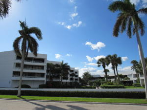 Photo 1 of 3701 S Flagler Drive B-403, West Palm Beach, Florida, $3,300, Web #: 10580157