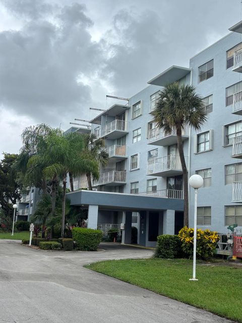 Photo of 480 Executive Center Drive #2c, West Palm Beach, FL 33401 (MLS # RX-11127877)