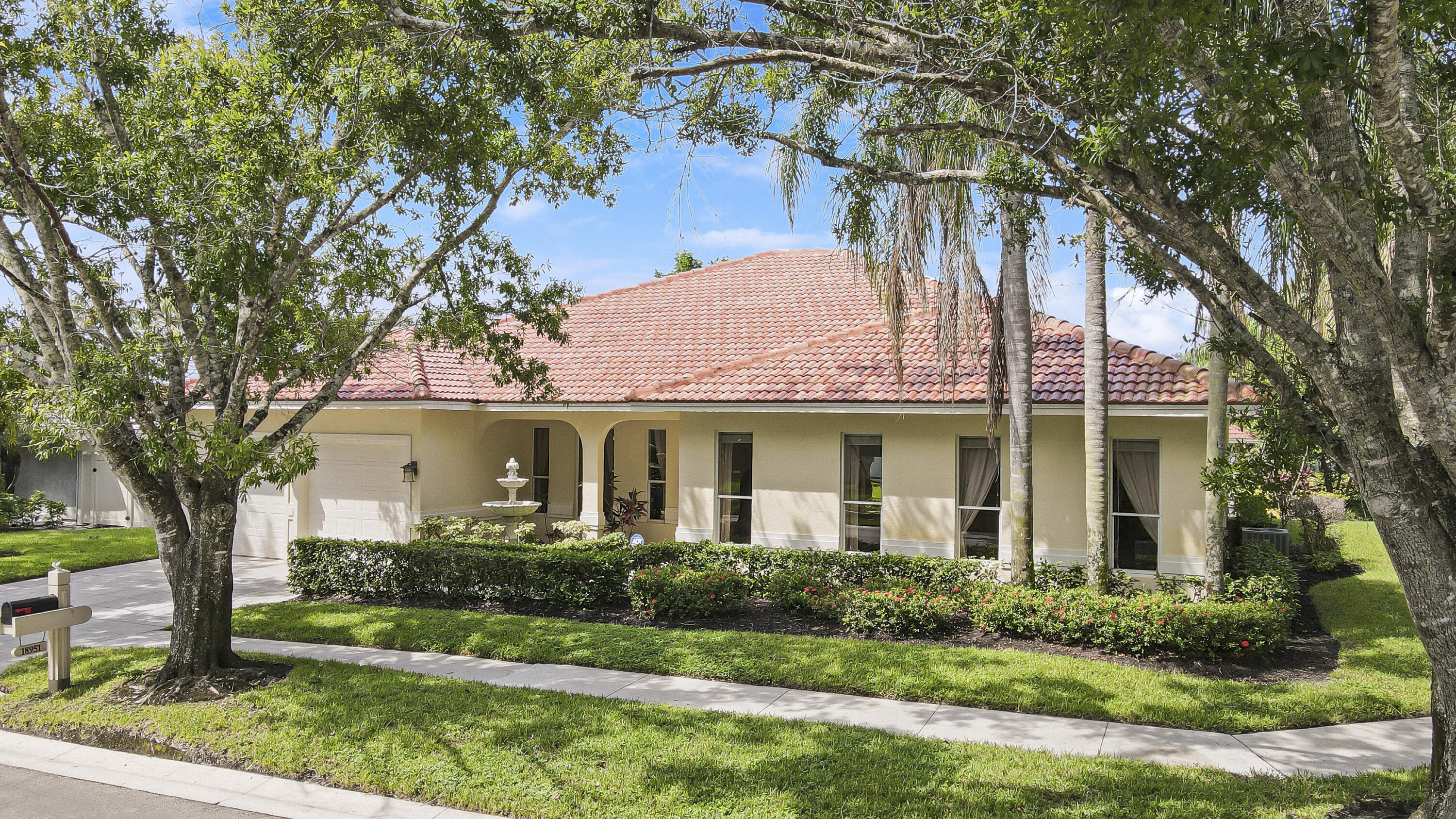 Property for Sale at 18951 Painted Leaf Court, Jupiter, Palm Beach County, Florida - Bedrooms: 3 
Bathrooms: 2.5  - $950,000