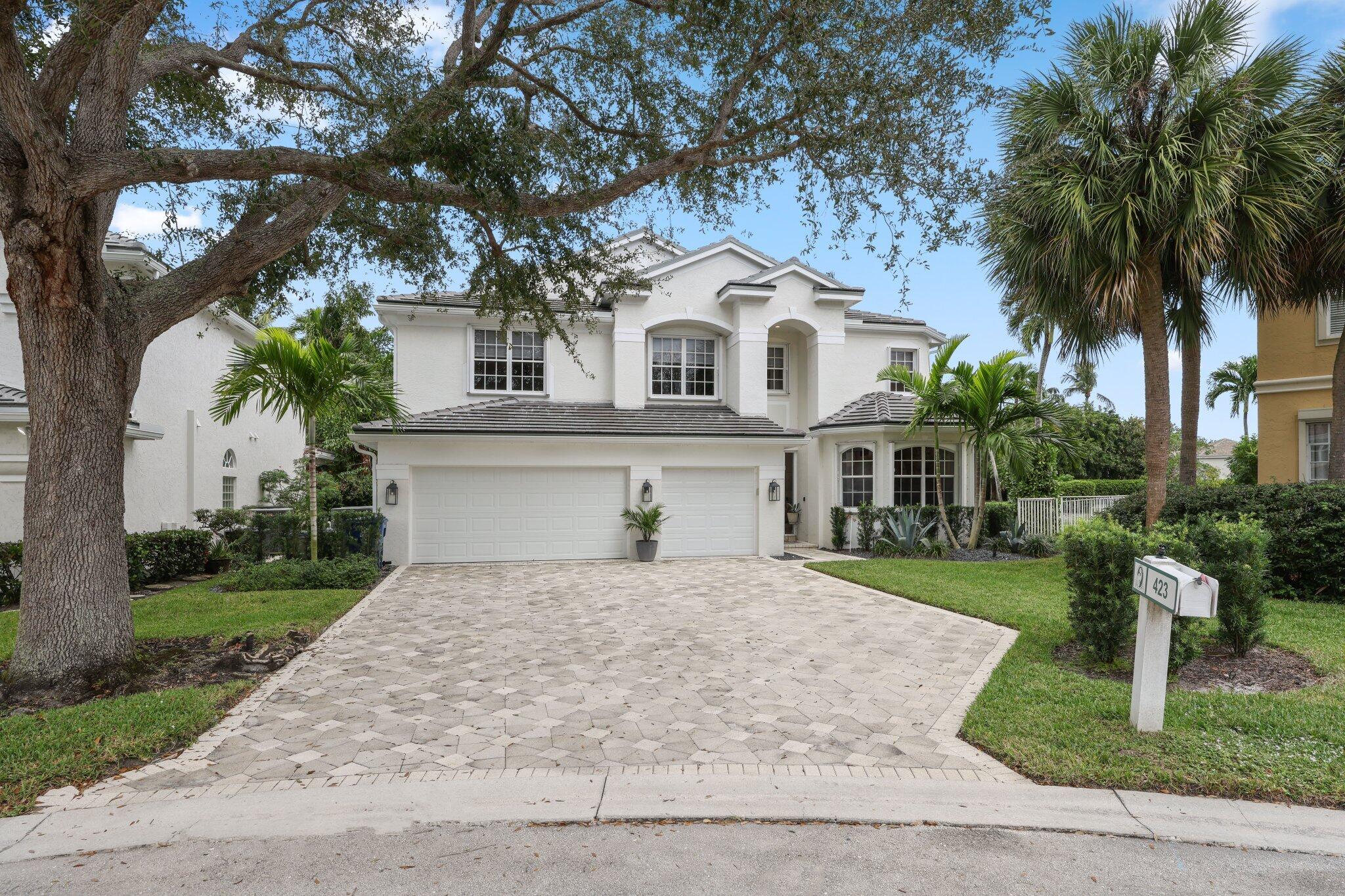 423 Meadowlark Drive, Jupiter, Palm Beach County, Florida - 5 Bedrooms  
3.5 Bathrooms - 