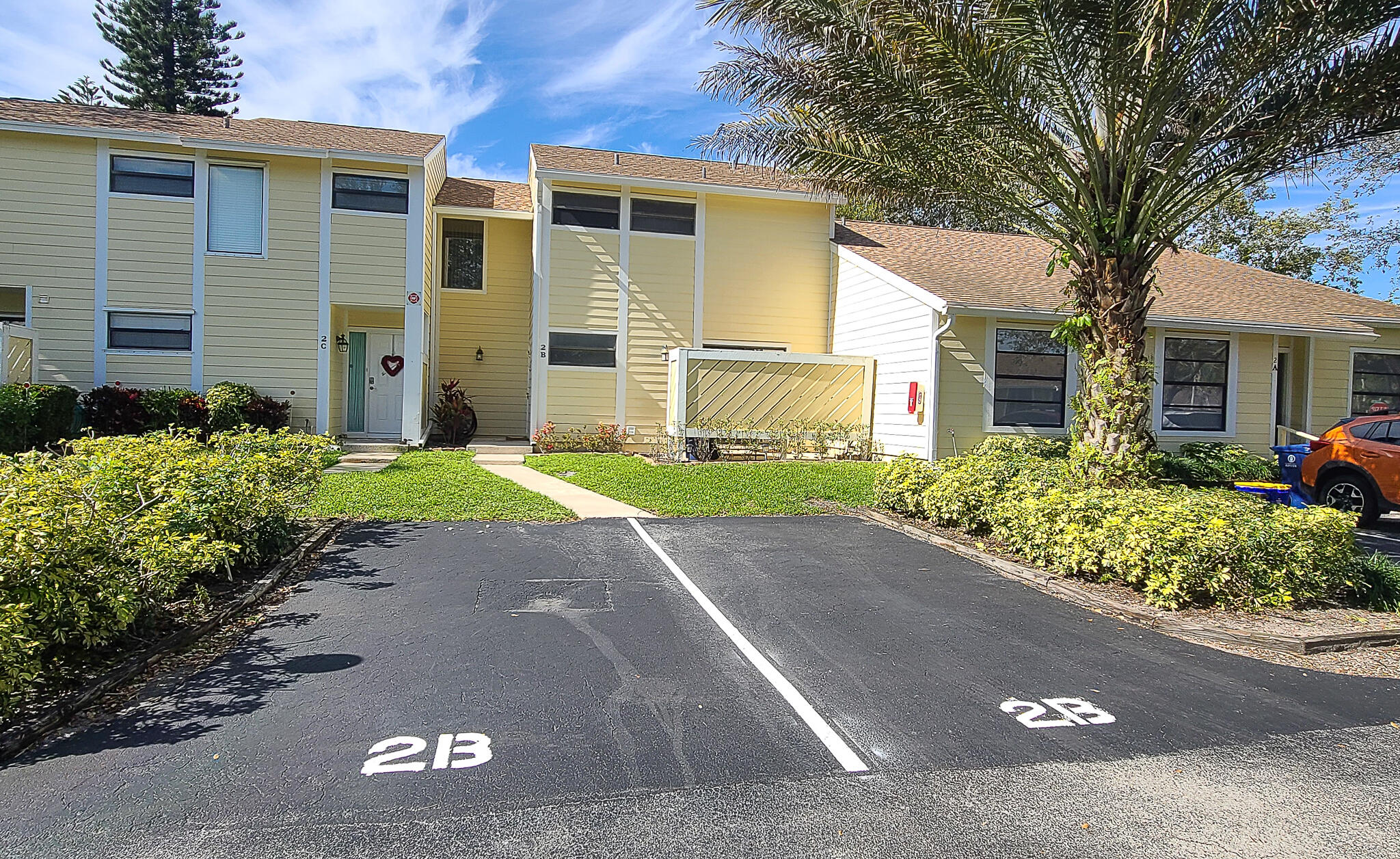 Property for Sale at 402 Lakewood Court 2B, Jupiter, Palm Beach County, Florida - Bedrooms: 2 
Bathrooms: 2.5  - $300,000