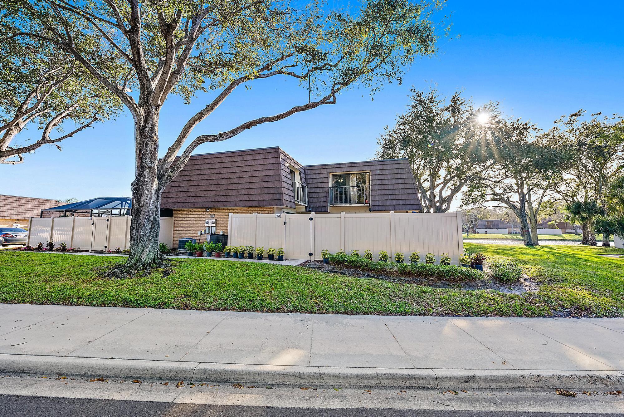 Property for Sale at 7105 71st Way, West Palm Beach, Palm Beach County, Florida - Bedrooms: 2 
Bathrooms: 2.5  - $299,999