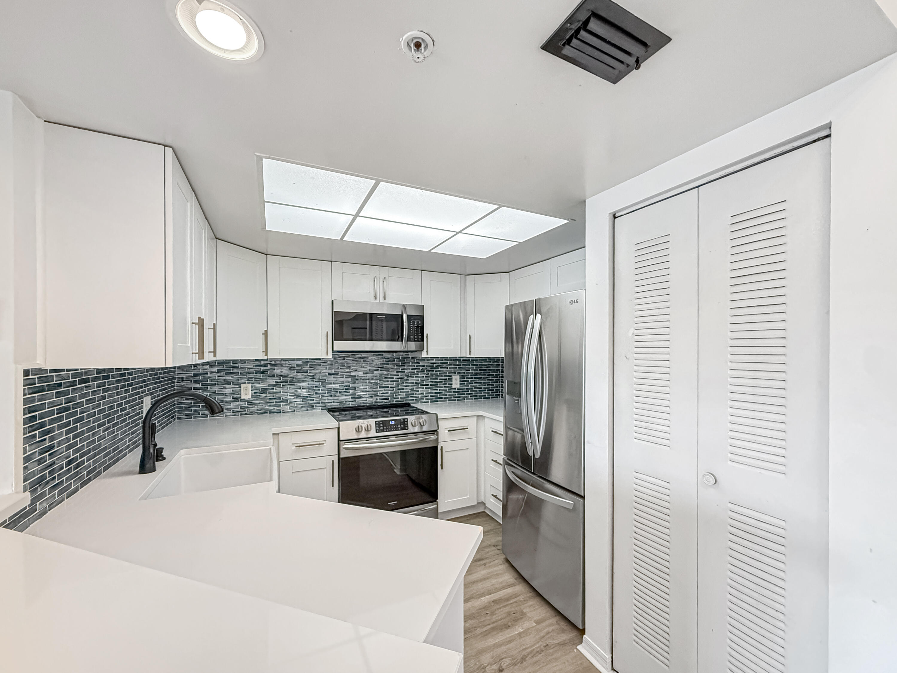 4155 N Haverhill Road 1420, West Palm Beach, Palm Beach County, Florida - 2 Bedrooms  
2 Bathrooms - 