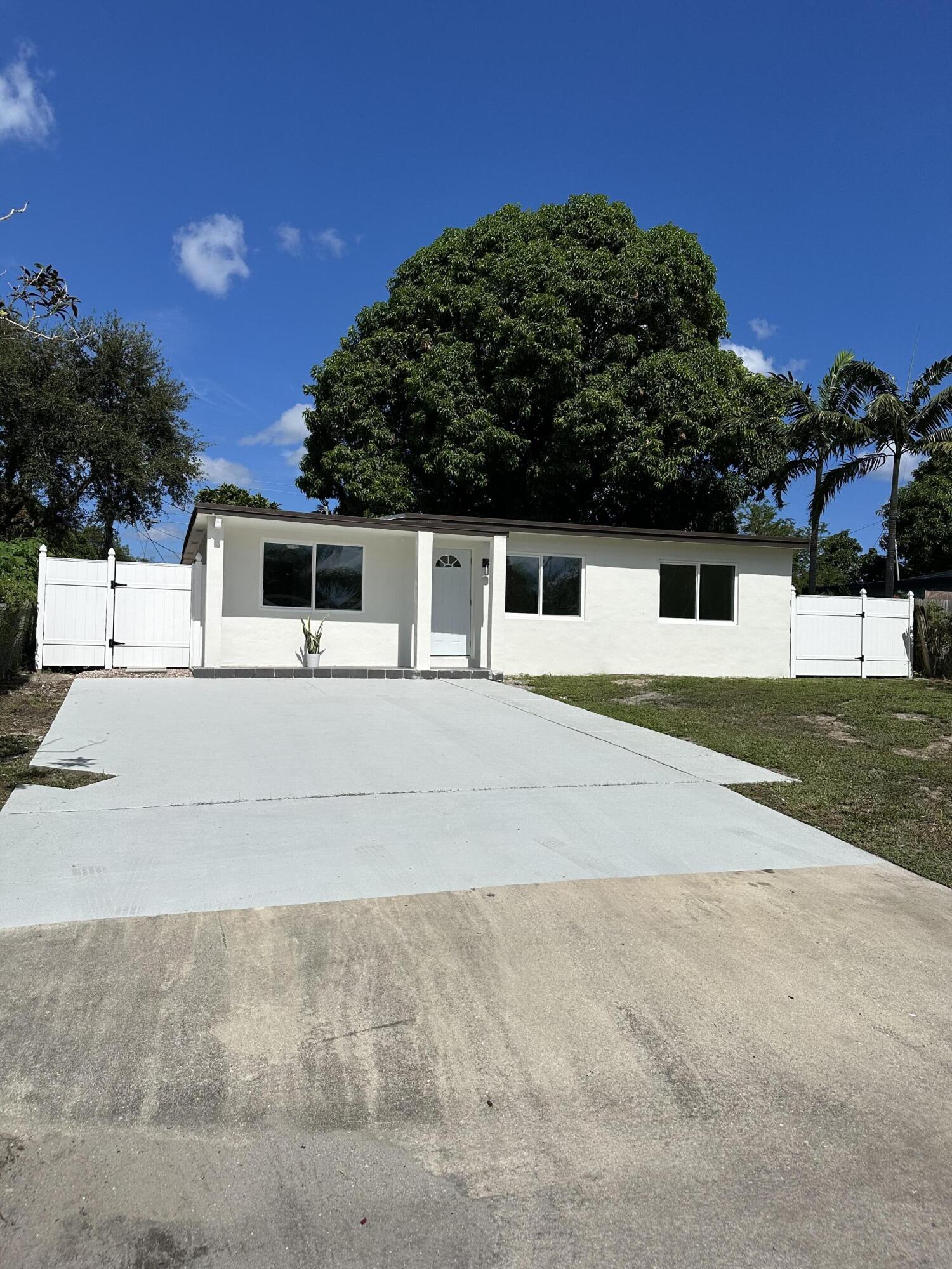 551 Oleander Road, Lantana, Palm Beach County, Florida - 3 Bedrooms  
2 Bathrooms - 