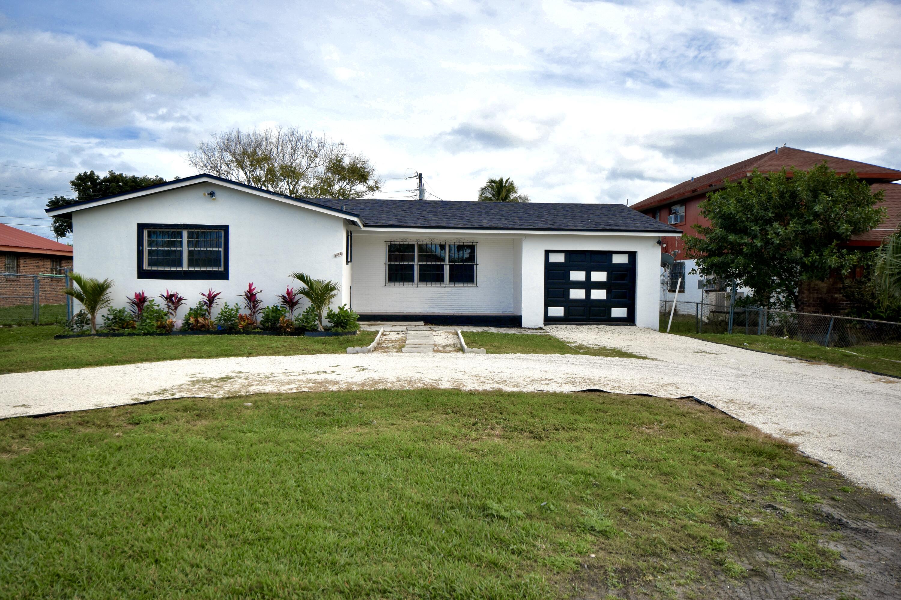 621 Sw 12th Street, Belle Glade, Palm Beach County, Florida - 4 Bedrooms  
2.5 Bathrooms - 