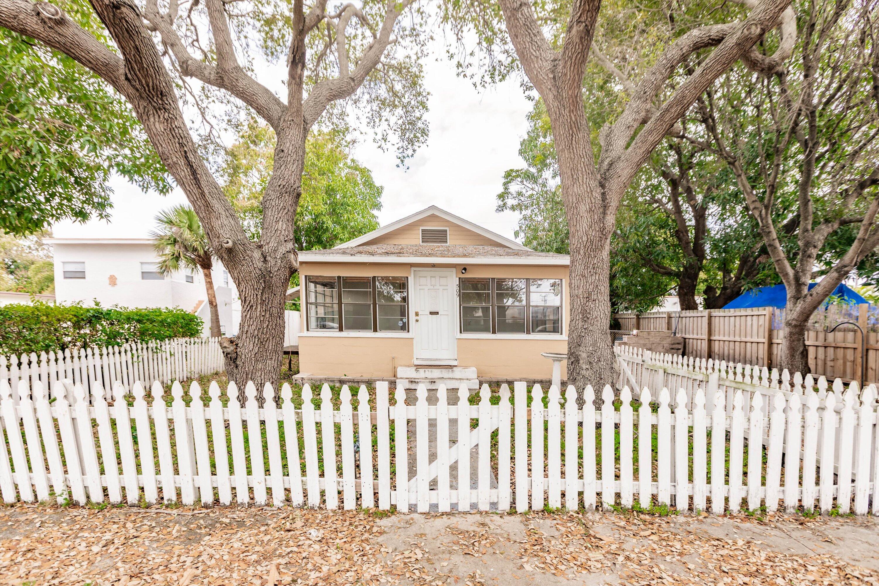 509 Putnam Road, West Palm Beach, Palm Beach County, Florida - 4 Bedrooms  
2 Bathrooms - 