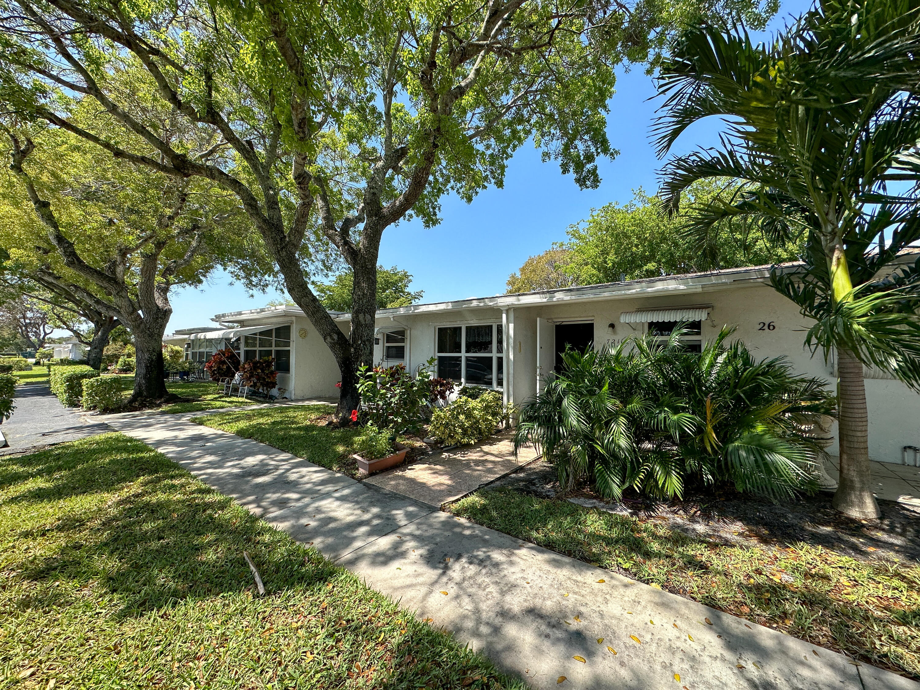 7211 E Oakridge Circle B, Lake Worth, Palm Beach County, Florida - 1 Bedrooms  
1.5 Bathrooms - 