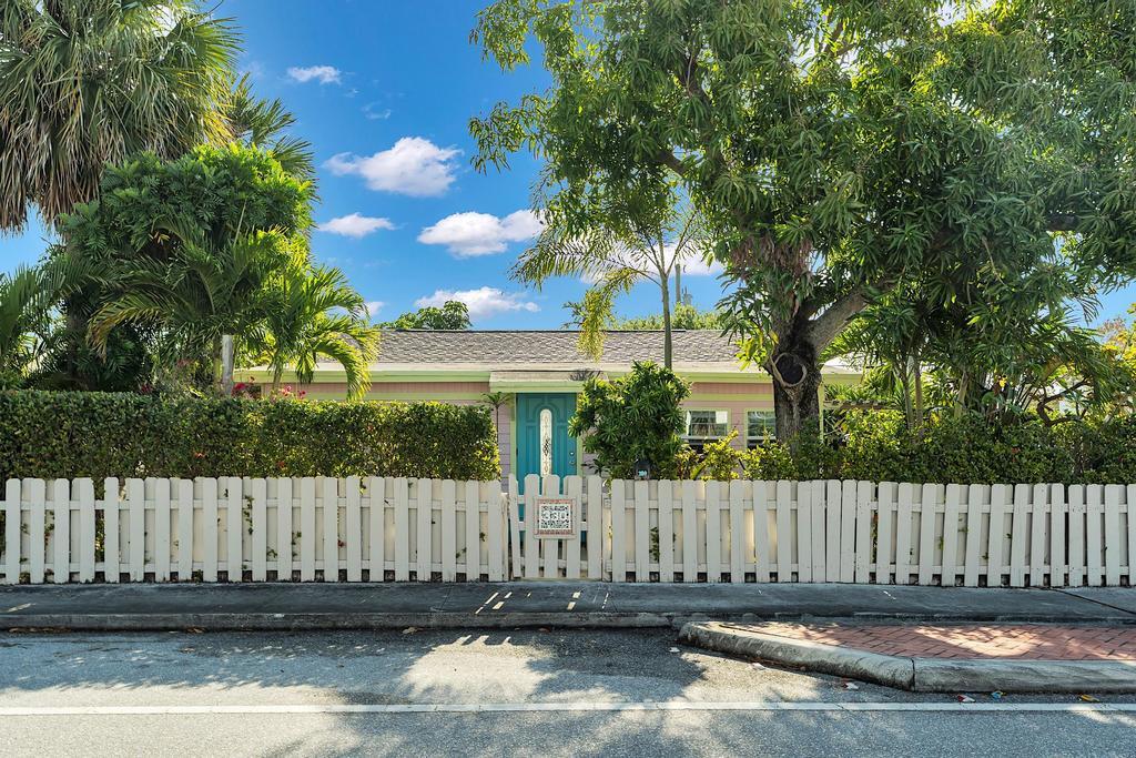Property for Sale at 330 S M Street, Lake Worth Beach, Palm Beach County, Florida - Bedrooms: 2 
Bathrooms: 1  - $359,000
