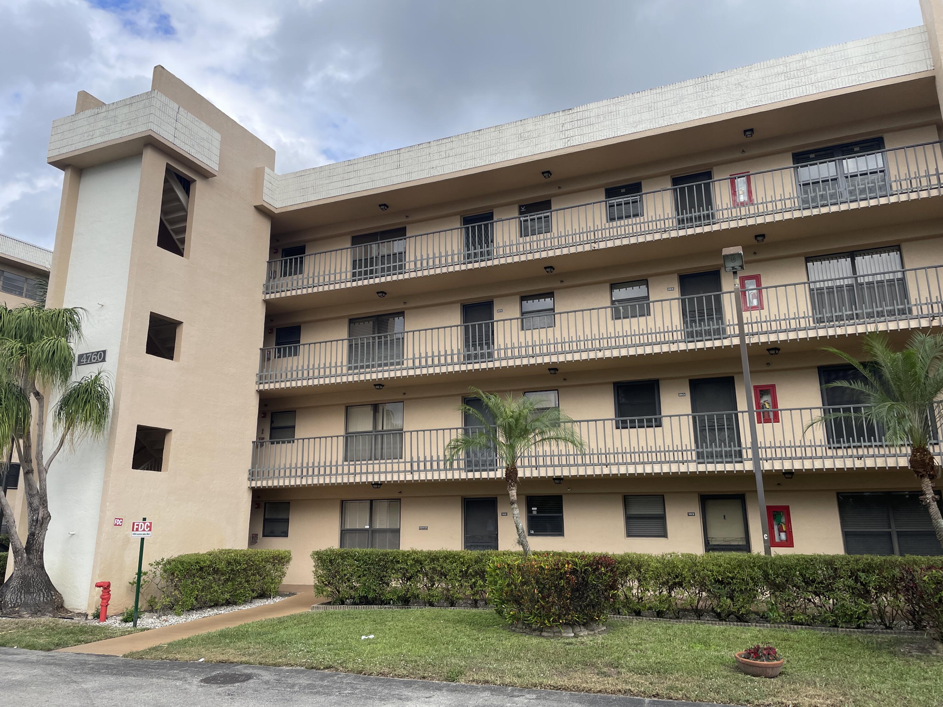 4760 Lucerne Lakes Boulevard 305, Lake Worth, Palm Beach County, Florida - 1 Bedrooms  
1.5 Bathrooms - 