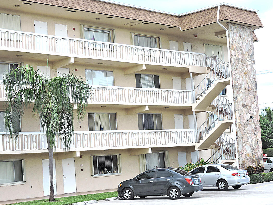 300 Village Green Circle 220, Palm Springs, Miami-Dade County, Florida - 1 Bedrooms  
1.5 Bathrooms - 