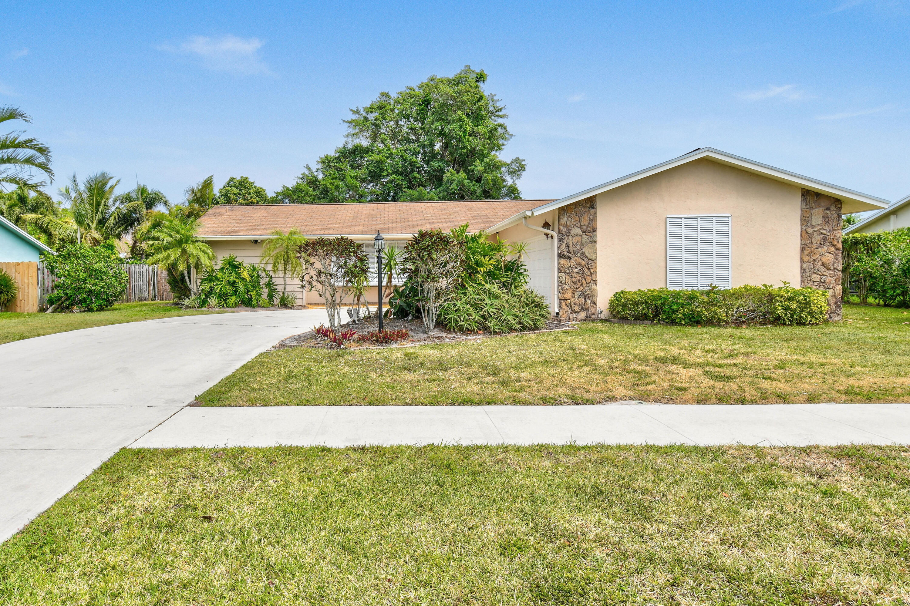 10 Chapel Court, Tequesta, Palm Beach County, Florida - 3 Bedrooms  
2 Bathrooms - 