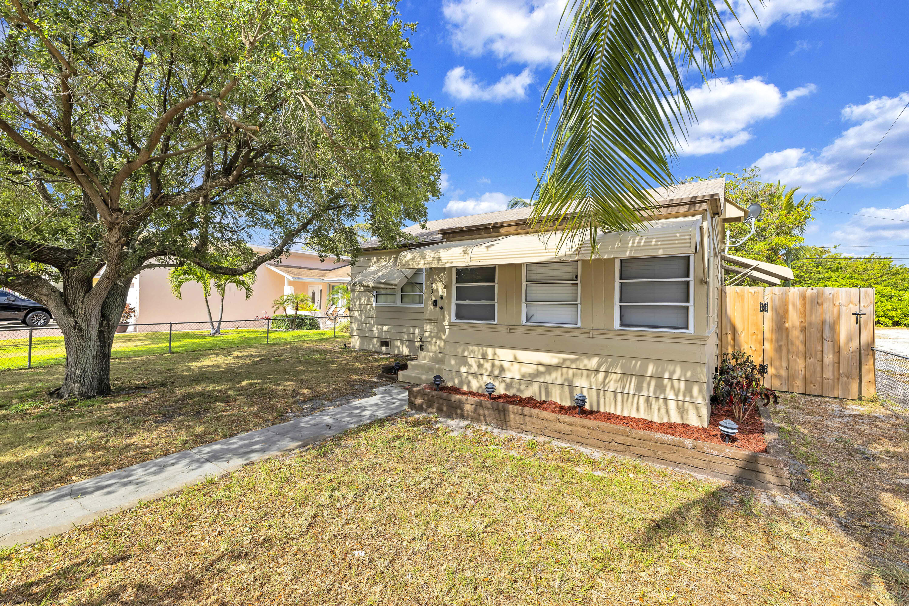 Property for Sale at 1031 N C Street, Lake Worth Beach, Palm Beach County, Florida - Bedrooms: 2 
Bathrooms: 1.5  - $375,000