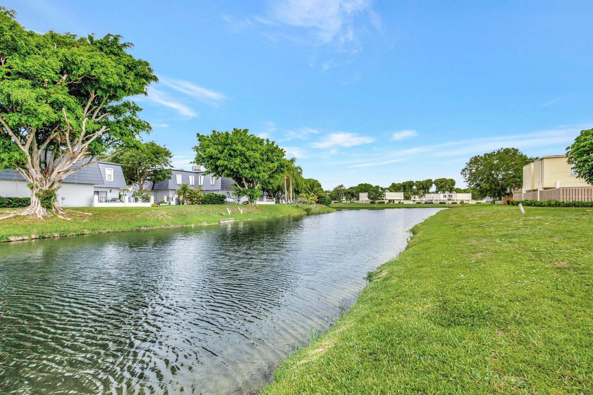 1586 Shaker Circle, Wellington, Palm Beach County, Florida - 3 Bedrooms  
2.5 Bathrooms - 