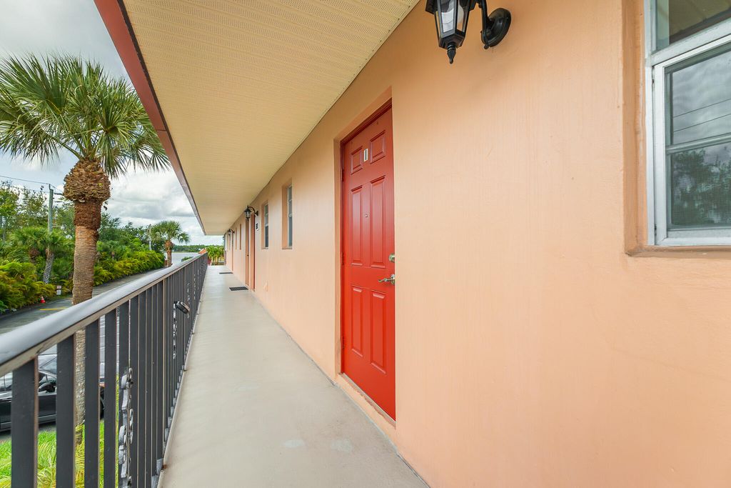 Photo of 1982 SW Palm City Road #I, Stuart, FL 34994 (MLS # RX-11124972)
