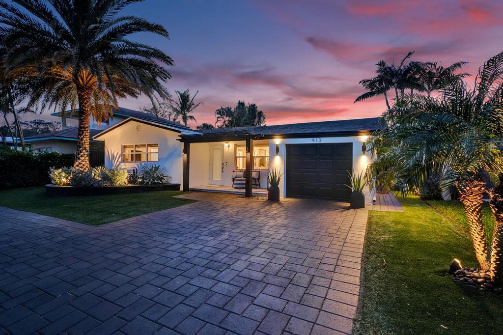 Property for Sale at 913 S Lakeside Place, Lantana, Palm Beach County, Florida - Bedrooms: 3 
Bathrooms: 3  - $1,449,000