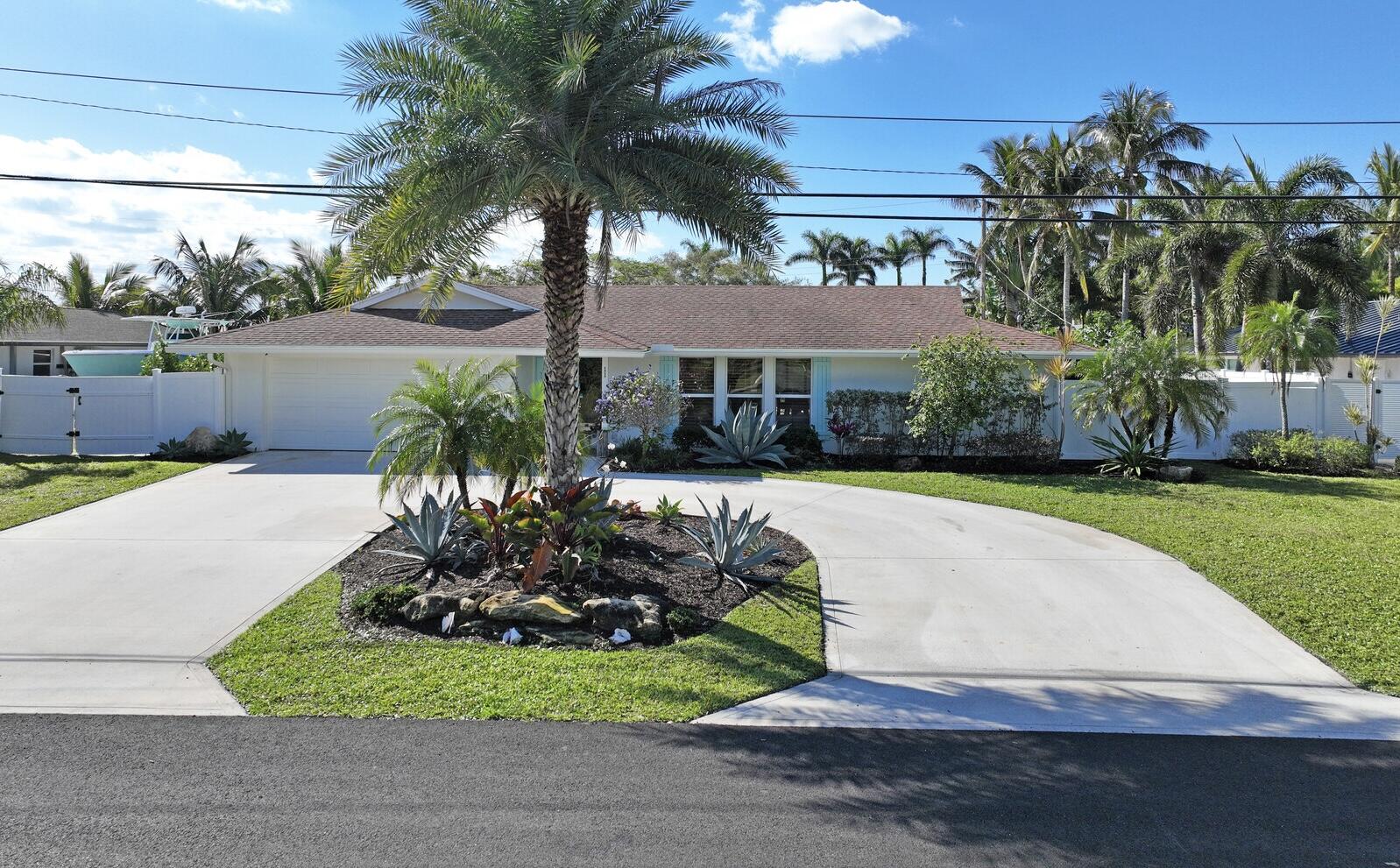11 River Drive, Tequesta, Palm Beach County, Florida - 4 Bedrooms  
2.5 Bathrooms - 