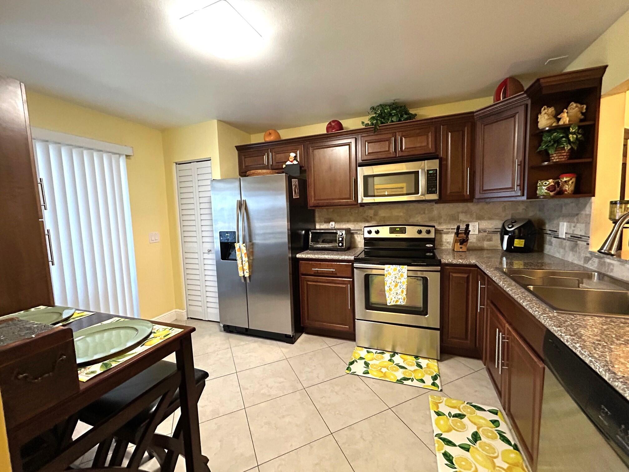 Photo 1 of 1390 Ocean Dr 201, Miami Beach, Florida, $2,600, Web #: 11086754