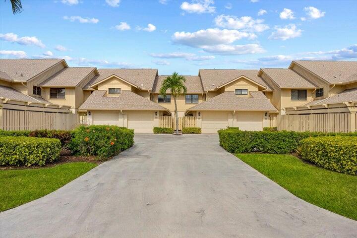 16997 Waterbend Drive 136, Jupiter, Palm Beach County, Florida - 2 Bedrooms  
2 Bathrooms - 