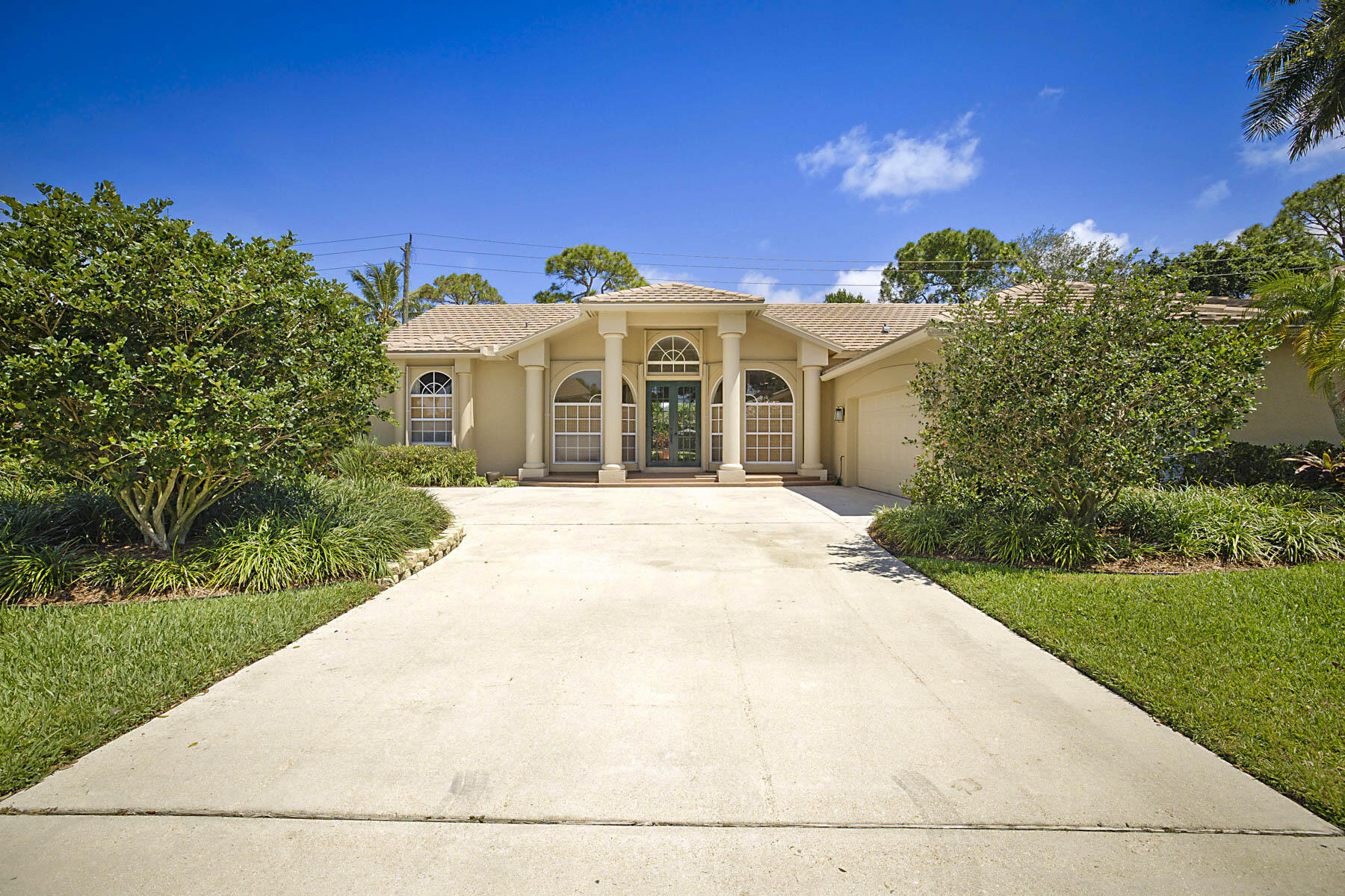 Property for Sale at 227 Shorewood Way, Jupiter, Palm Beach County, Florida - Bedrooms: 3 
Bathrooms: 2.5  - $879,000